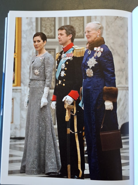 Kongehuset på arbejde for Danmark, forfattere Karin Palshøj og Gitte Redder